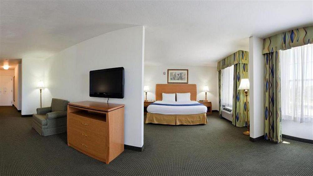 Holiday Inn Express Hotel & Suites Columbus By Ihg Exterior foto