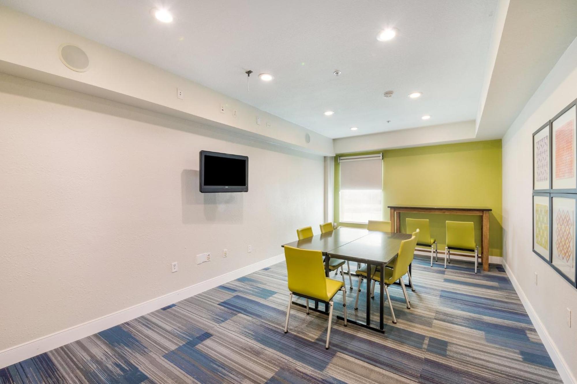 Holiday Inn Express Hotel & Suites Columbus By Ihg Exterior foto