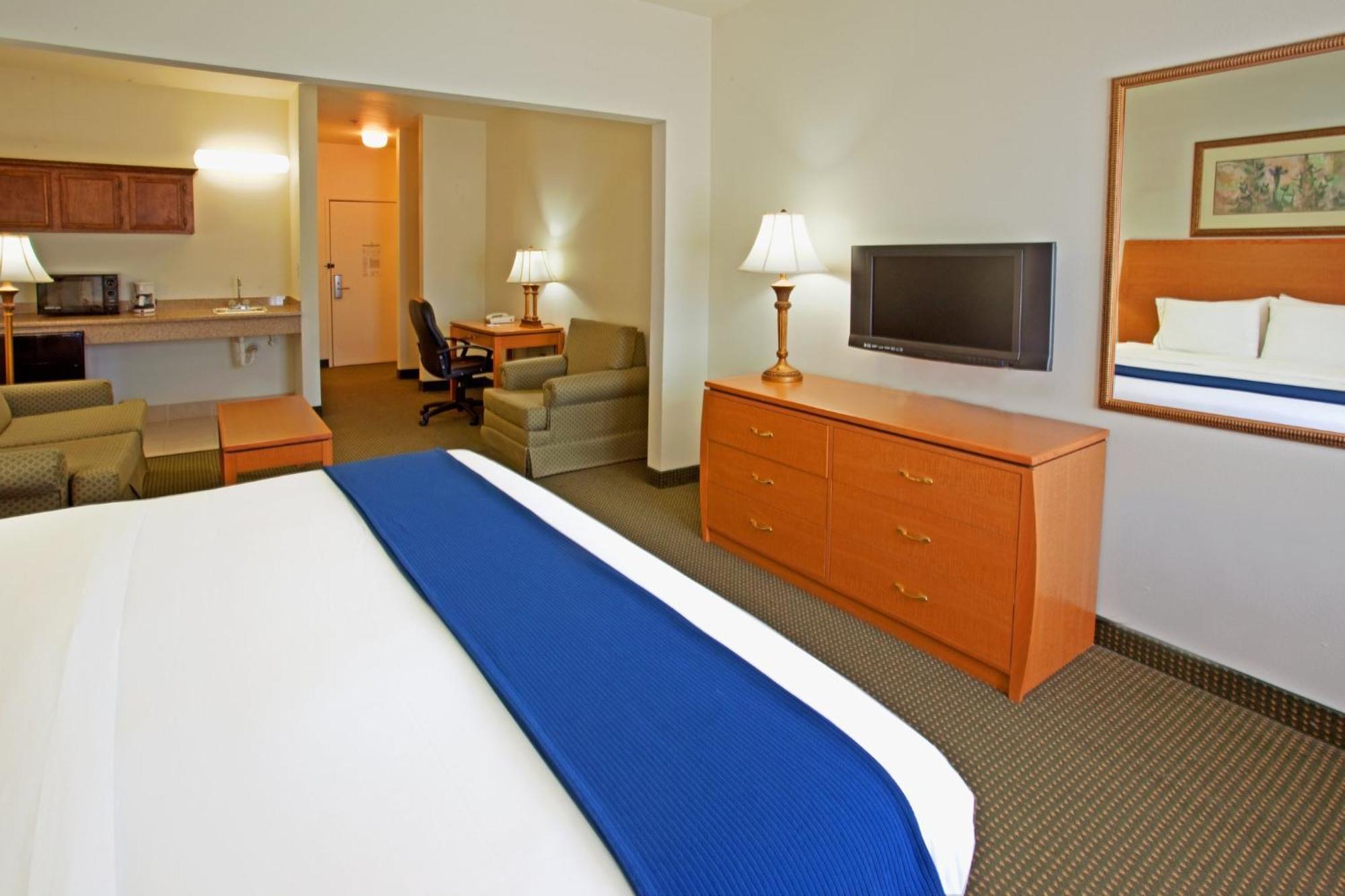 Holiday Inn Express Hotel & Suites Columbus By Ihg Exterior foto