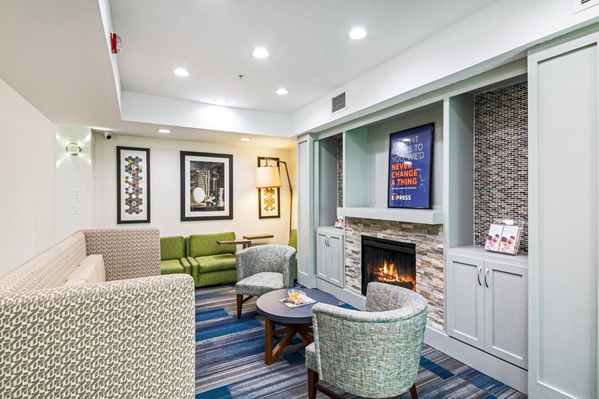 Holiday Inn Express Hotel & Suites Columbus By Ihg Exterior foto