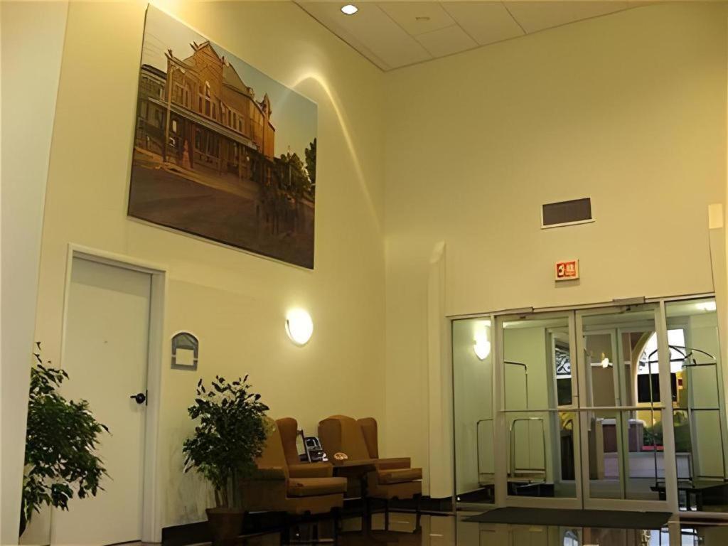 Holiday Inn Express Hotel & Suites Columbus By Ihg Exterior foto