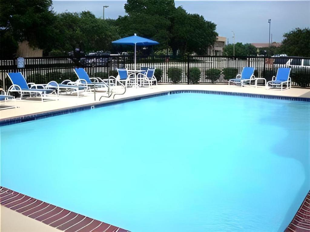 Holiday Inn Express Hotel & Suites Columbus By Ihg Exterior foto