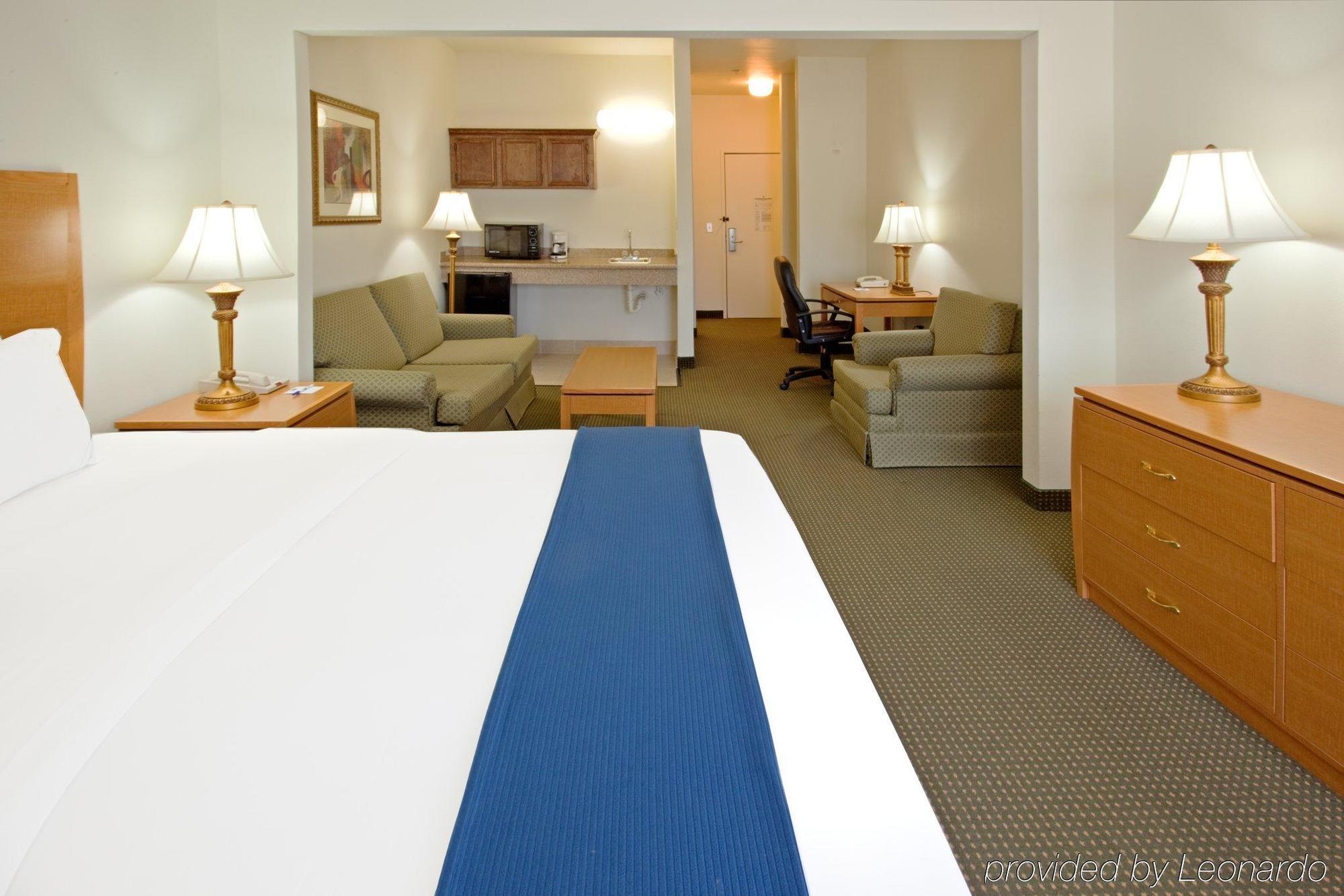Holiday Inn Express Hotel & Suites Columbus By Ihg Habitación foto