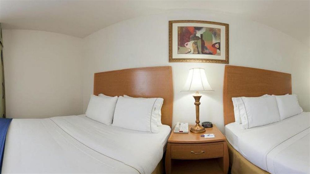 Holiday Inn Express Hotel & Suites Columbus By Ihg Exterior foto