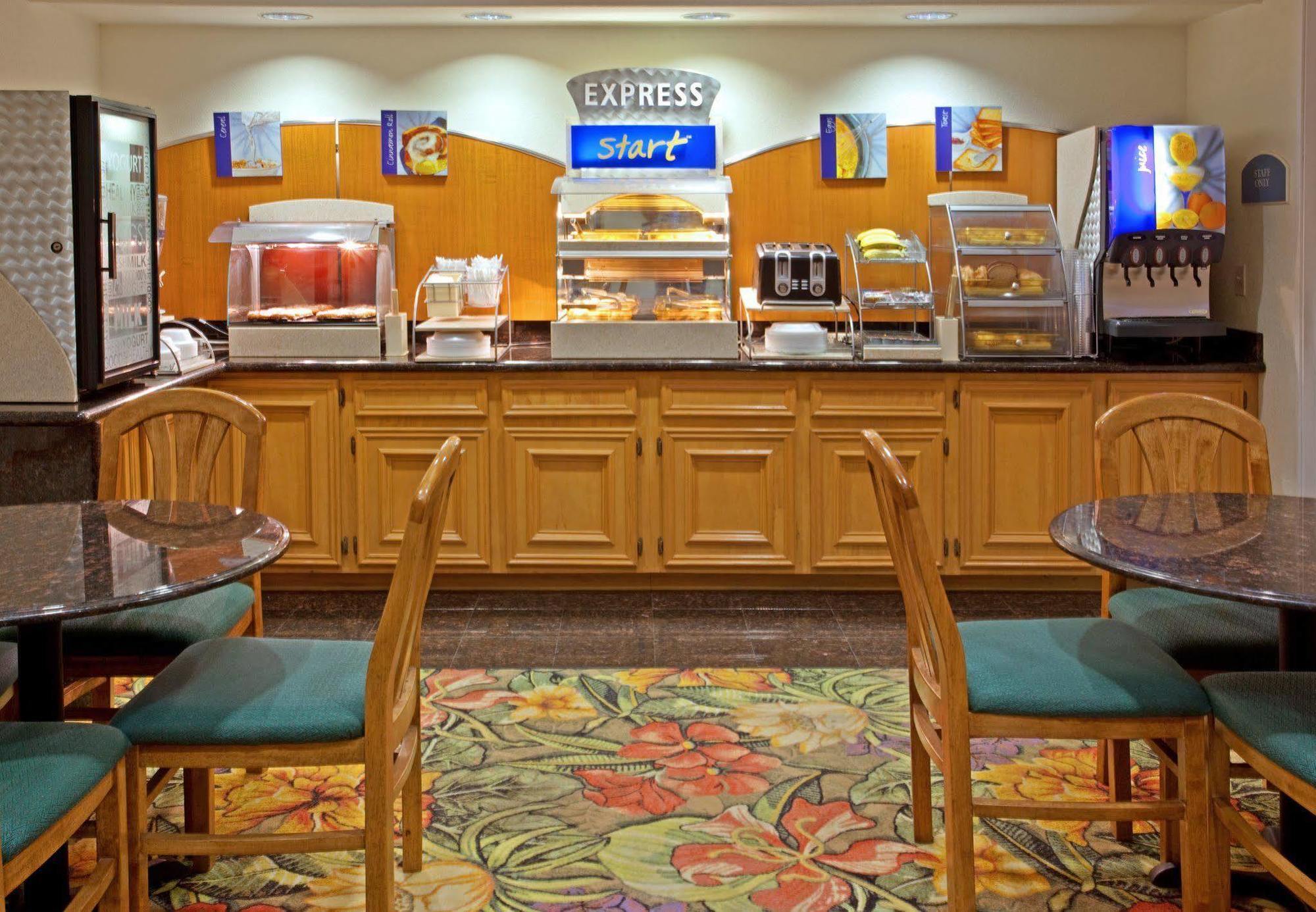 Holiday Inn Express Hotel & Suites Columbus By Ihg Restaurante foto
