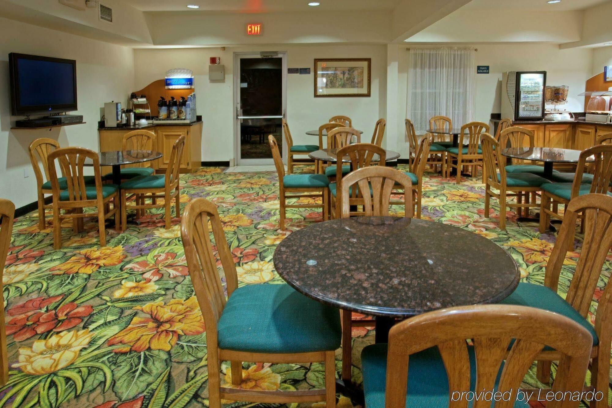 Holiday Inn Express Hotel & Suites Columbus By Ihg Exterior foto