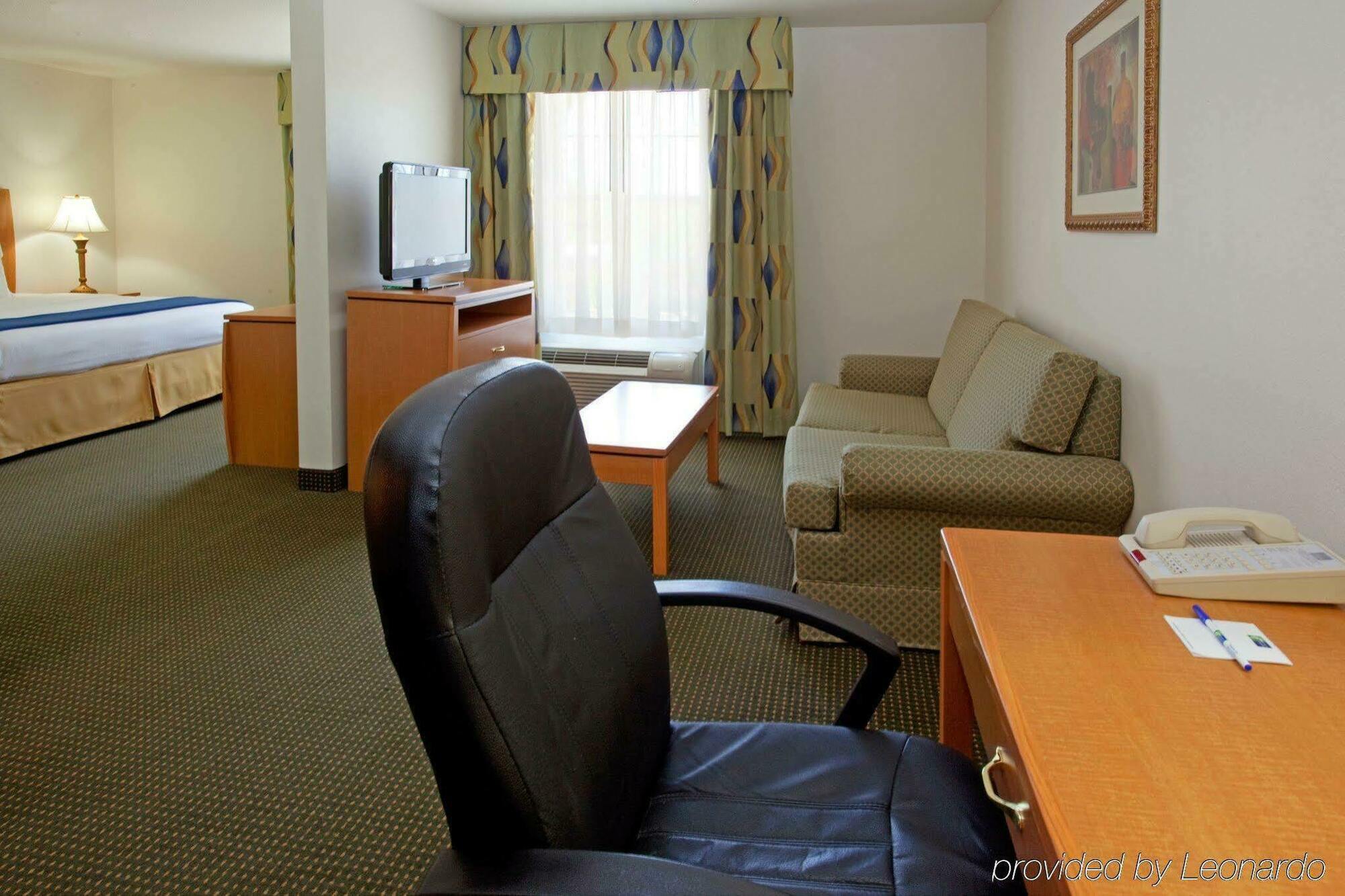 Holiday Inn Express Hotel & Suites Columbus By Ihg Exterior foto