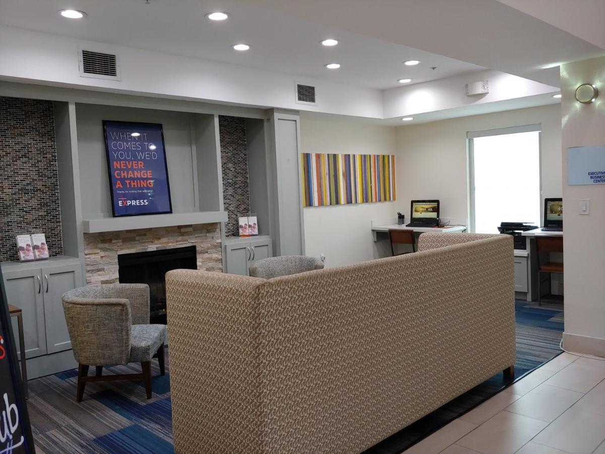 Holiday Inn Express Hotel & Suites Columbus By Ihg Exterior foto