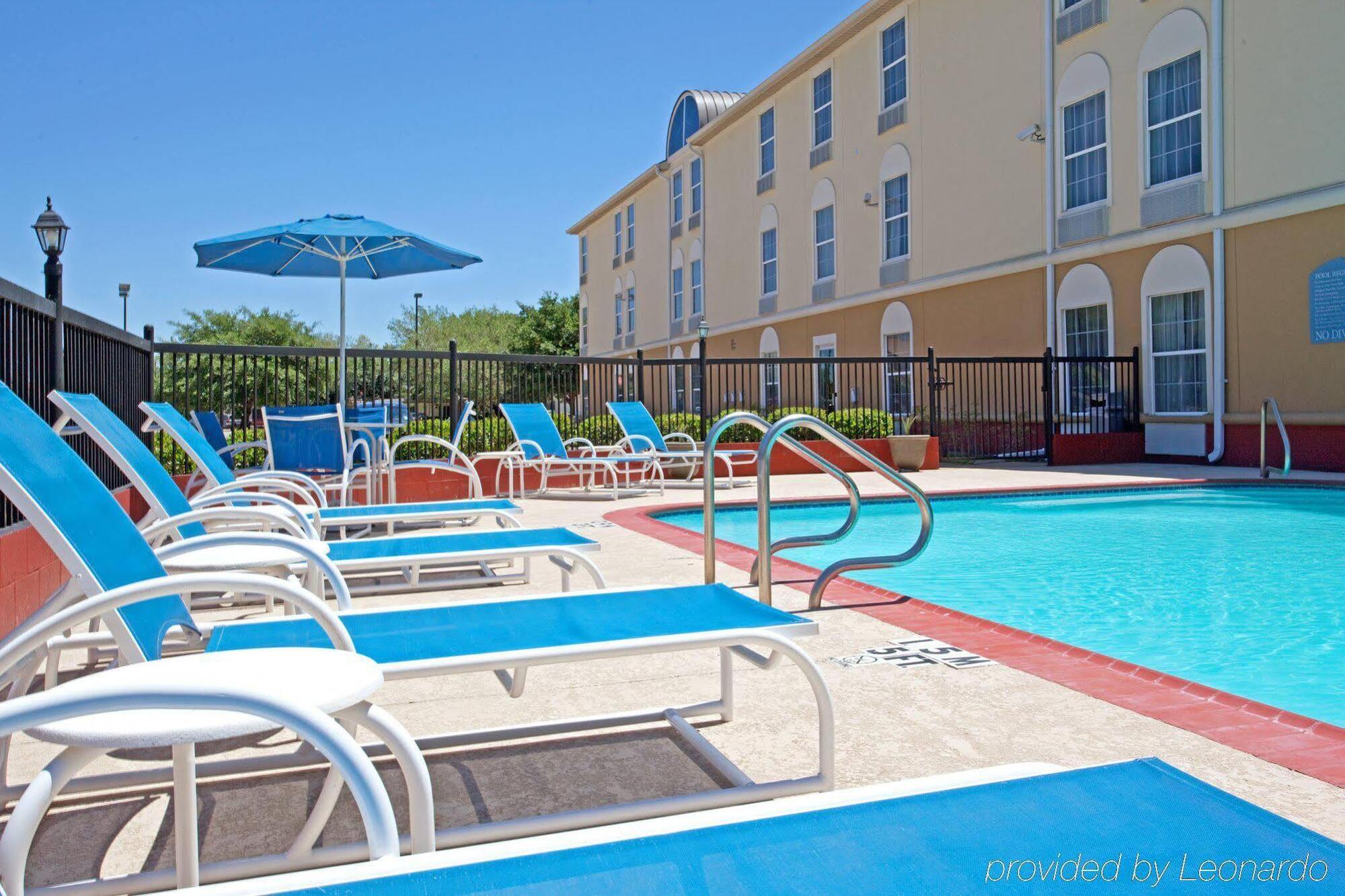 Holiday Inn Express Hotel & Suites Columbus By Ihg Exterior foto