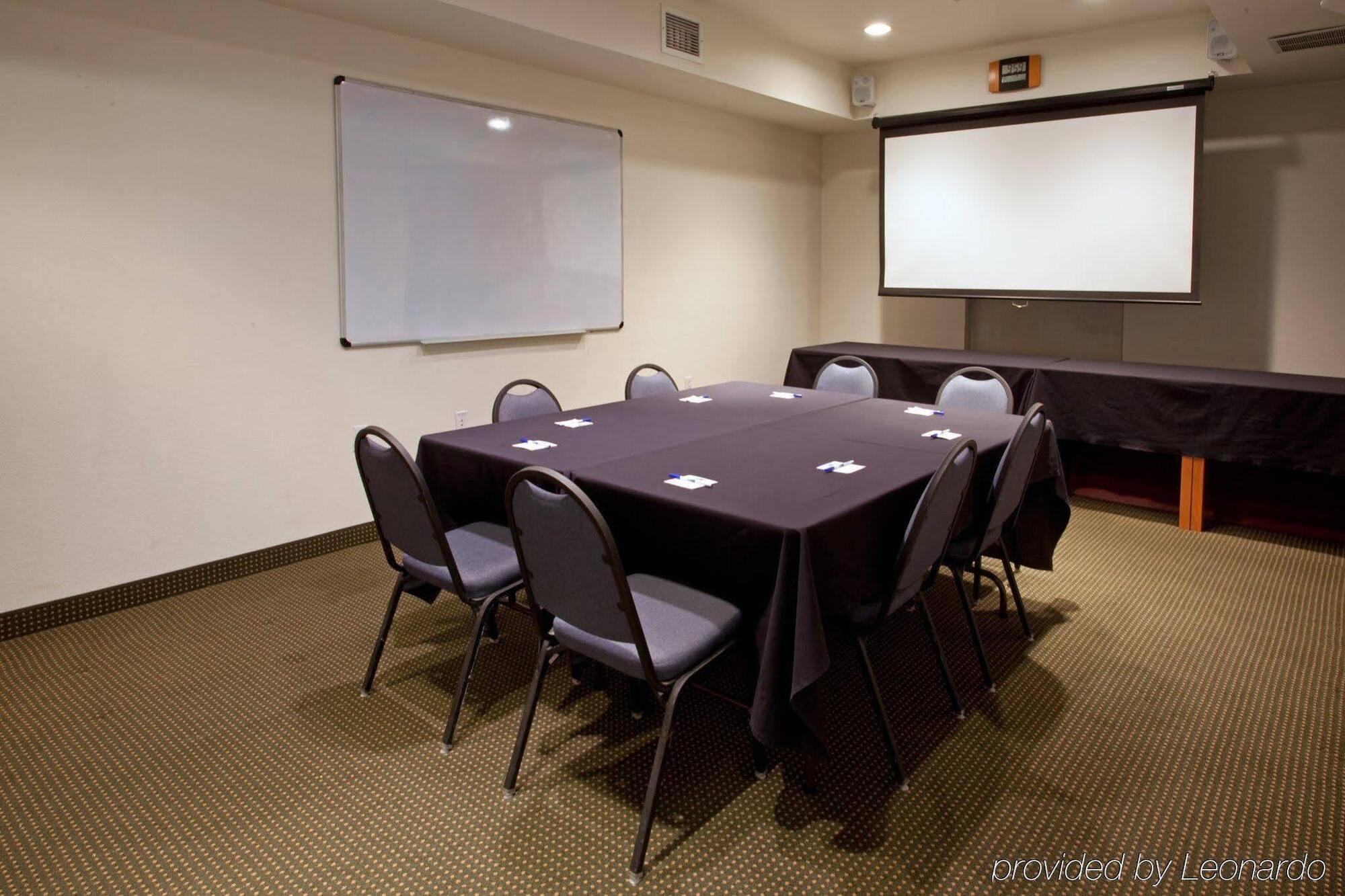 Holiday Inn Express Hotel & Suites Columbus By Ihg Exterior foto